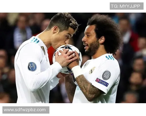 足球巨星C罗幽默恶搞路人瞬间引发欢笑场面精彩纷呈